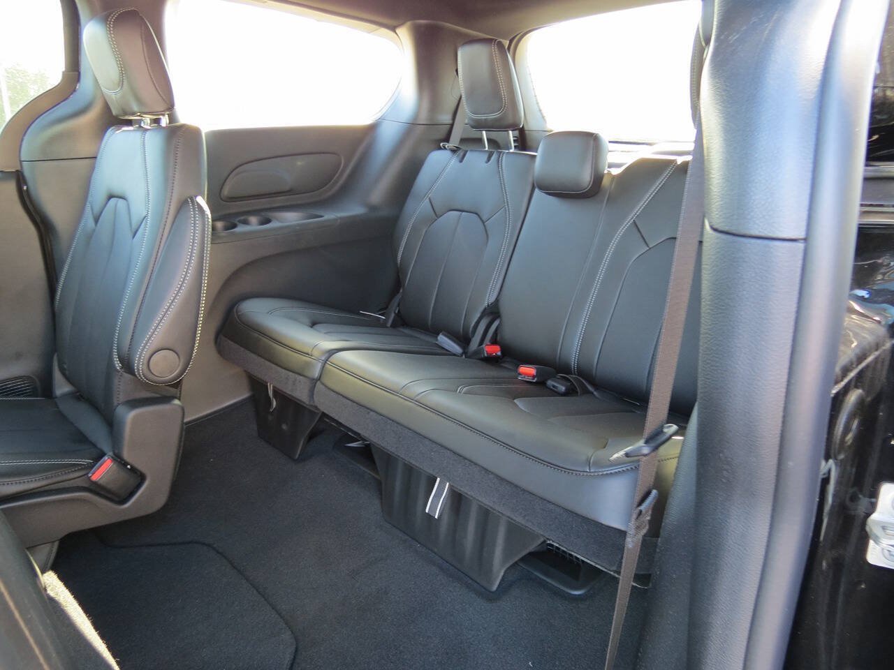 Used 2027 Chrysler Pacifica Select FWD image 15