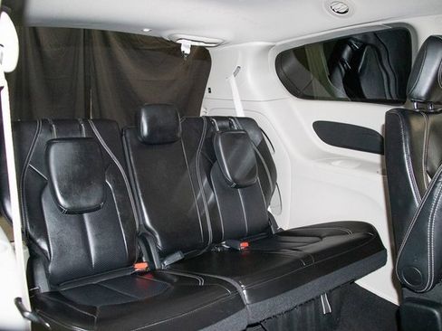 Used 2024 Chrysler Pacifica Touring-L image 19