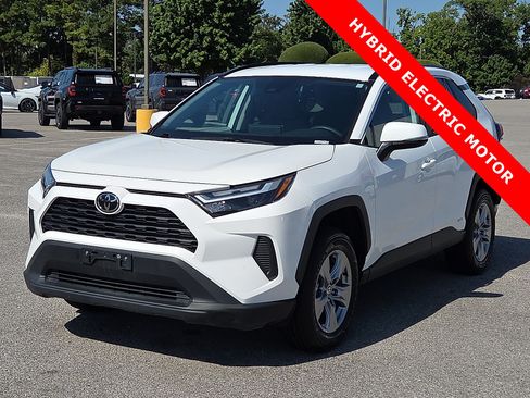 Used 2025 Toyota RAV4 XLE AWD/4WD image 2