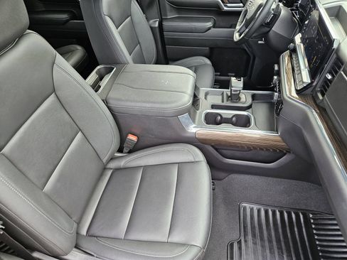 Used 2024 Chevrolet Silverado 1500 LT Trail Boss w/ Convenience Package II AWD/4WD image 18