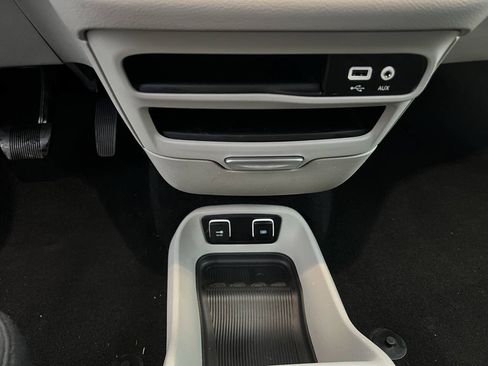 Used 2017 Chrysler Pacifica Touring FWD image 13