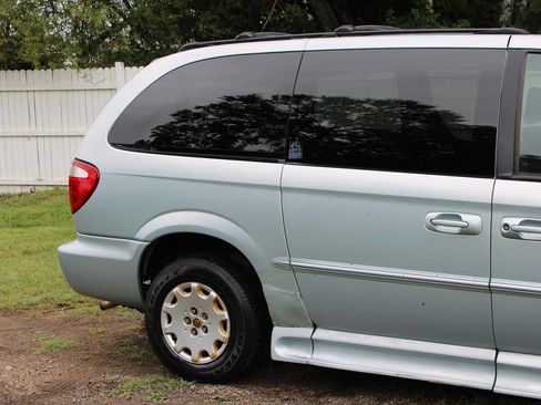 Used 2001 Chrysler Town & Country LX FWD image 5