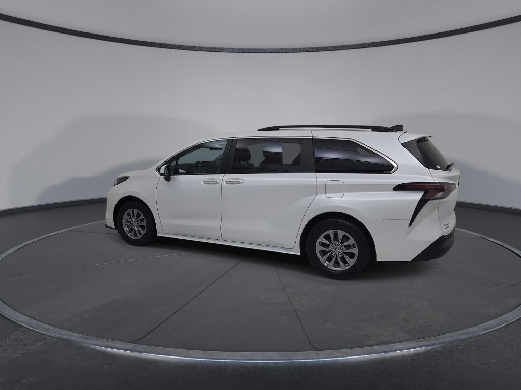 Used 2025 Toyota Sienna XLE FWD image 12