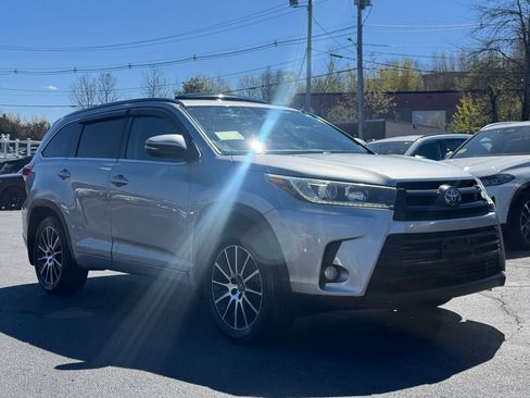 Used 2017 Toyota Highlander SE AWD/4WD image 18