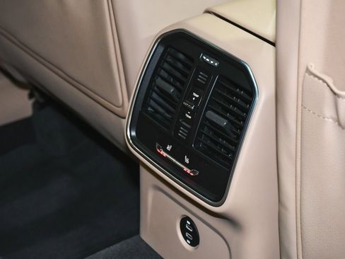 Used 2025 Porsche Macan image 49