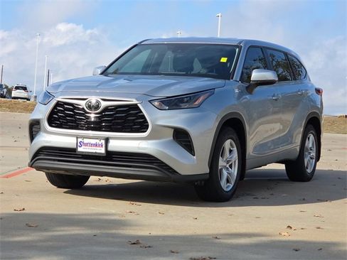 Used 2023 Toyota Highlander L image 3