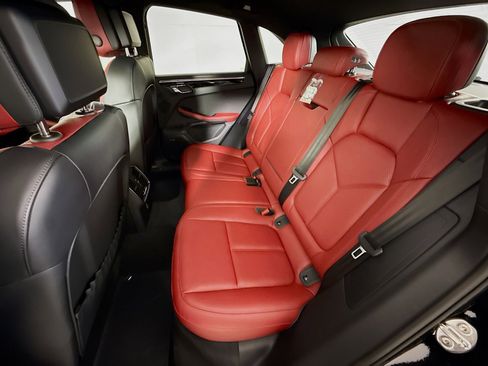 Certified 2025 Porsche Macan image 16