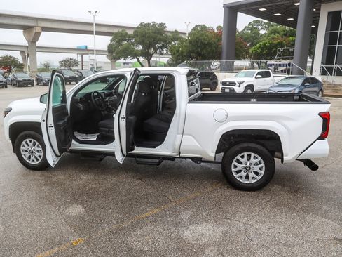 Certified 2025 Toyota Tacoma SR5 AWD/4WD image 11