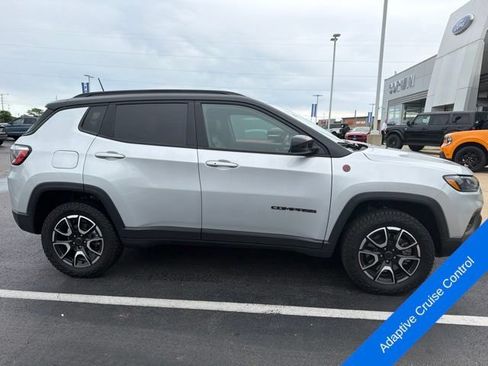 Used 2025 Jeep Compass Trailhawk AWD/4WD image 4