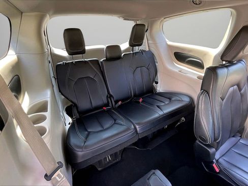 Certified 2023 Chrysler Pacifica Touring-L FWD image 25