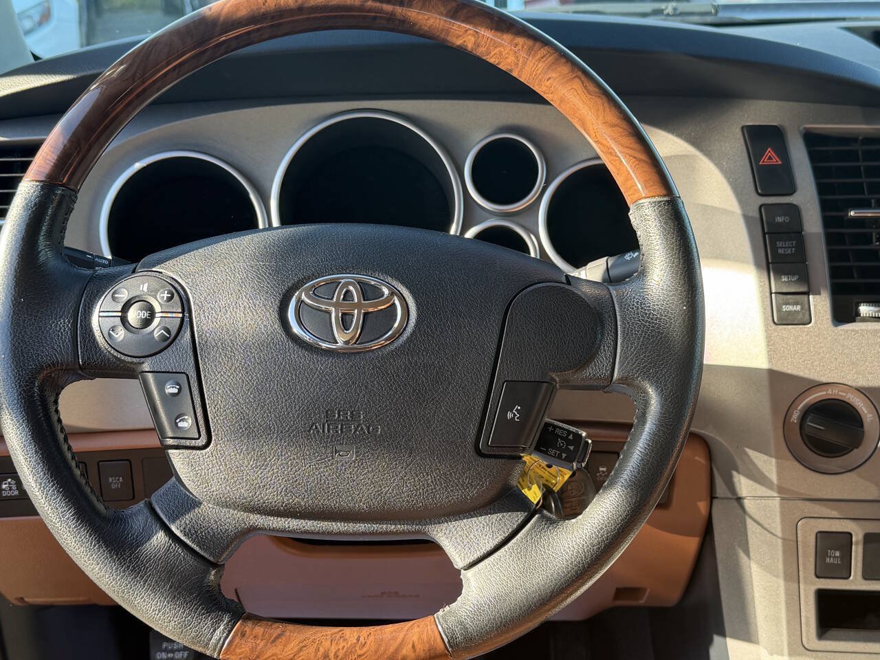Used 2012 Toyota Tundra Limited w/ Platinum Pkg AWD/4WD image 9