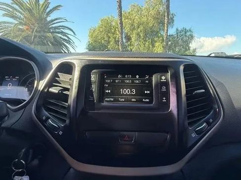 Used 2017 Jeep Cherokee Latitude AWD/4WD image 23