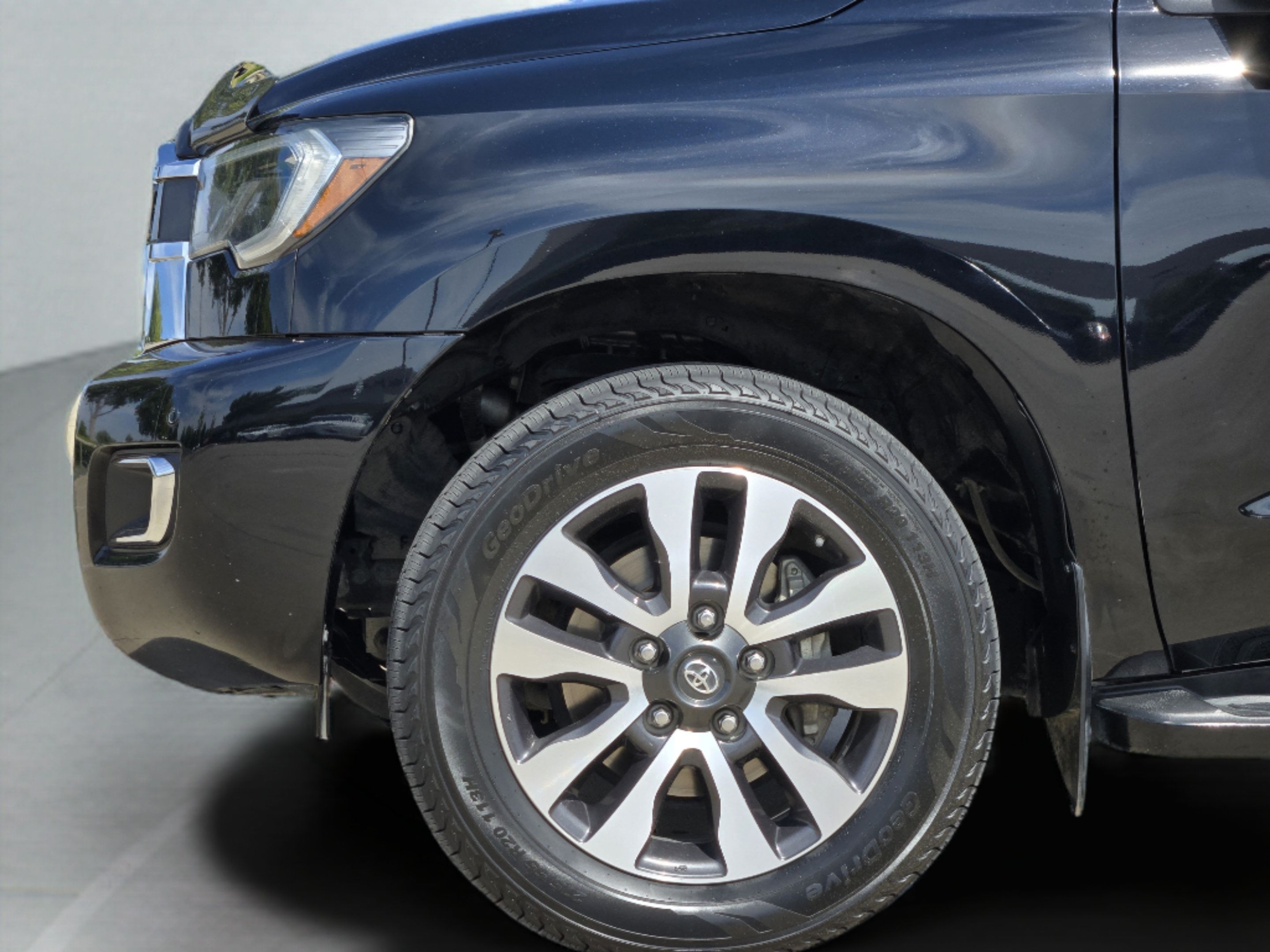 Used 2020 Toyota Sequoia Limited w/ Safety & Convenience Package AWD/4WD image 40