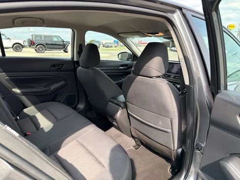 Used 2025 Nissan Altima 2.5 SV FWD image 19