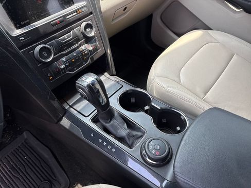 Used 2018 Ford Explorer XLT w/ Equipment Group 202A AWD/4WD image 27