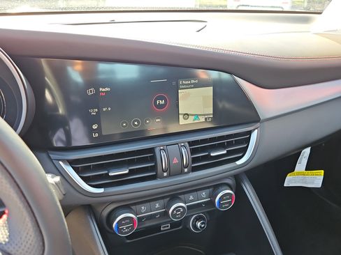 Used 2024 Alfa Romeo Giulia image 16