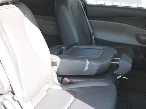New 2026 Kia Carnival EX FWD image 8