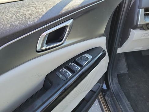 Used 2024 Kia Carnival LX image 11