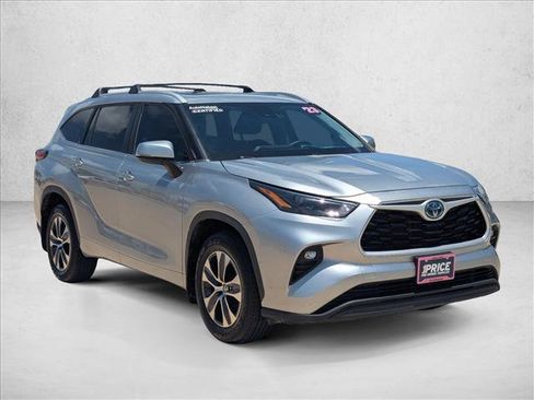 Used 2023 Toyota Highlander XLE FWD image 3