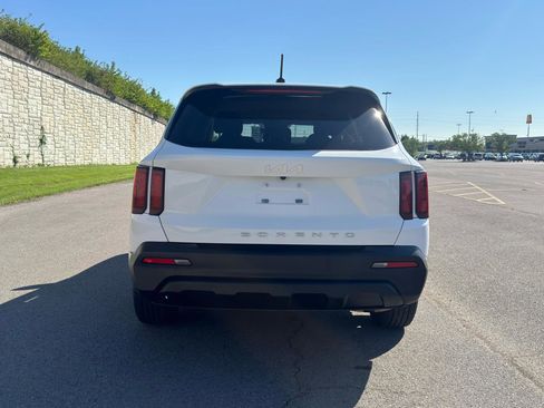 Used 2022 Kia Sorento LX image 4