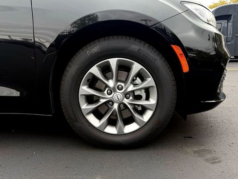 New 2026 Chrysler Pacifica Limited image 9