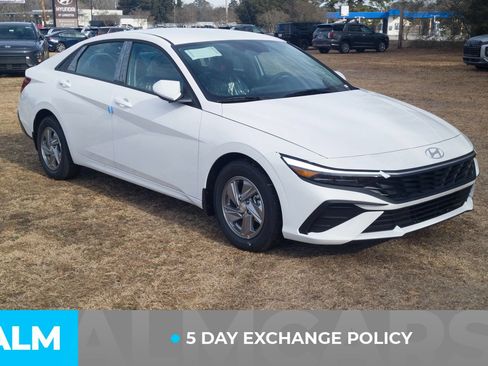 Certified 2026 Hyundai Elantra SE FWD image 3