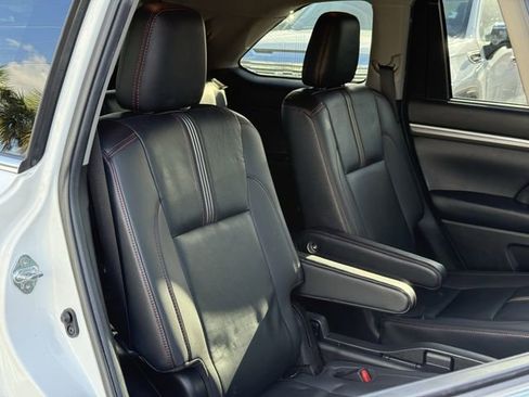 Used 2019 Toyota Highlander SE AWD/4WD image 32