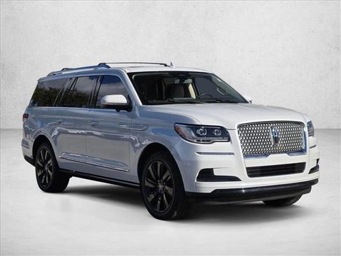 Used 2022 Lincoln Navigator L Reserve image 3