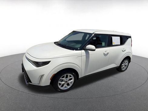Used 2025 Kia Soul LX w/ LX Technology Package FWD image 8