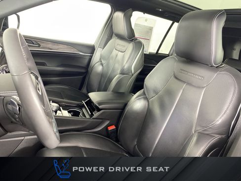 Used 2023 Jeep Grand Cherokee Overland w/ Luxury Tech Group IV AWD/4WD image 18
