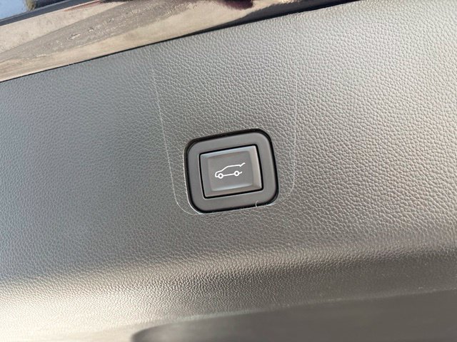 Used 2023 Chevrolet Traverse LT FWD image 34