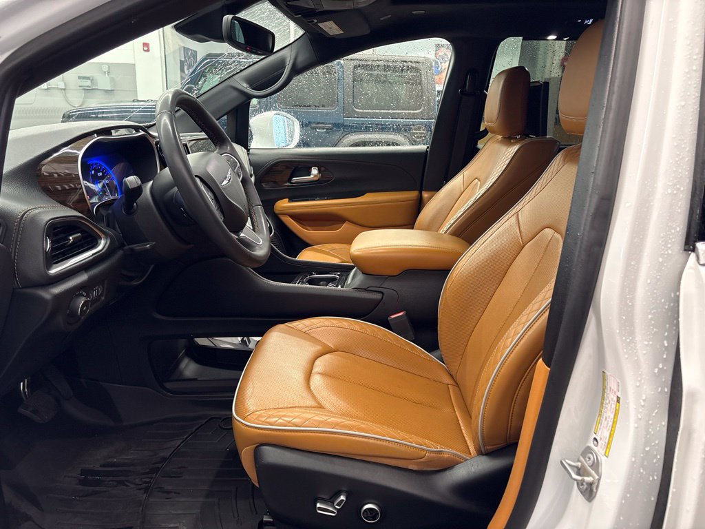 Used 2022 Chrysler Pacifica Pinnacle FWD image 11