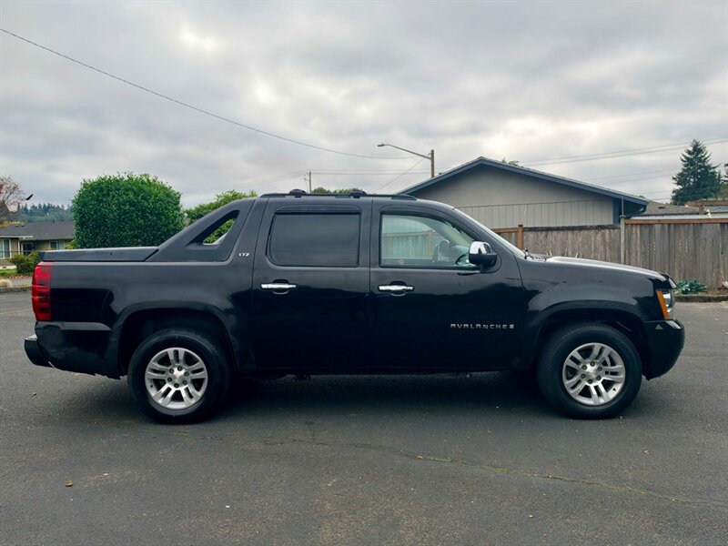 Used 2007 Chevrolet Avalanche LTZ AWD/4WD image 3
