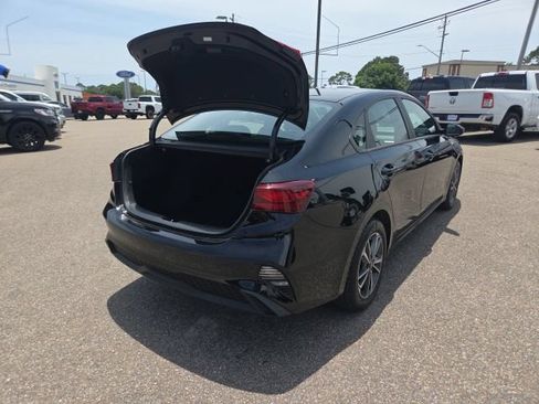Used 2024 Kia Forte LXS w/ LXS Technology Package FWD image 9