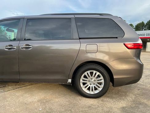 Used 2017 Toyota Sienna XLE image 29