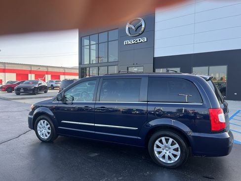 Used 2016 Chrysler Town & Country Touring FWD image 3