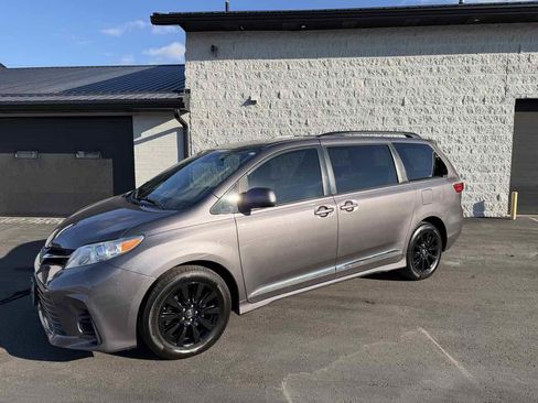 Used 2019 Toyota Sienna LE image 2