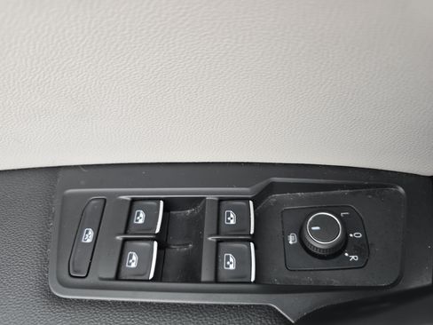 Used 2019 Volkswagen Tiguan SE w/ Panoramic Sunroof Package FWD image 28