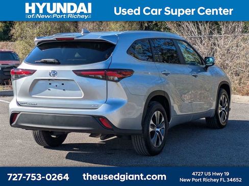 Used 2024 Toyota Highlander LE image 5