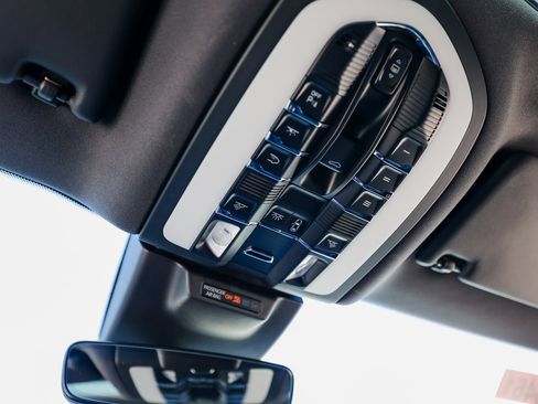 Certified 2025 Porsche Macan image 21