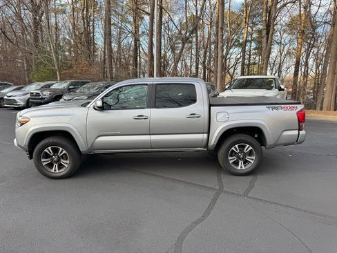 Used 2017 Toyota Tacoma TRD Sport image 14