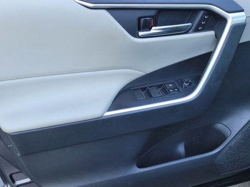 Used 2021 Toyota RAV4 XLE Premium image 16