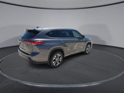 Used 2022 Toyota Highlander XLE AWD/4WD image 8