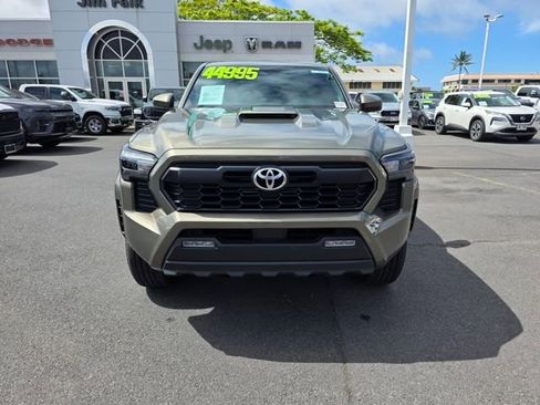 Used 2025 Toyota Tacoma 2WD Double Cab image 2