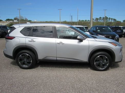 Used 2024 Nissan Rogue SV image 2