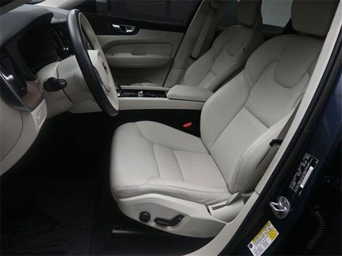 Certified 2022 Volvo XC60 B5 Momentum w/ Climate Package image 18
