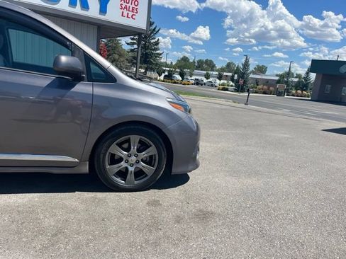 Used 2017 Toyota Sienna SE Premium FWD image 16