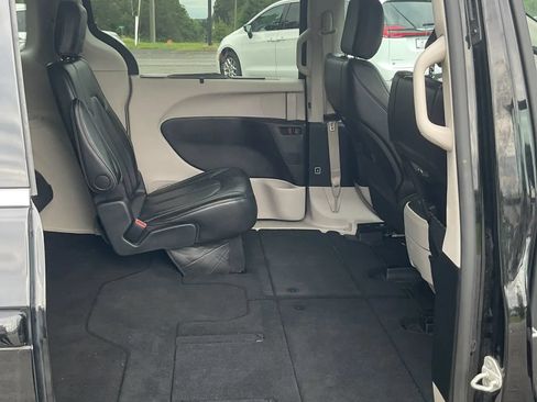 Used 2024 Chrysler Pacifica Touring-L FWD image 28