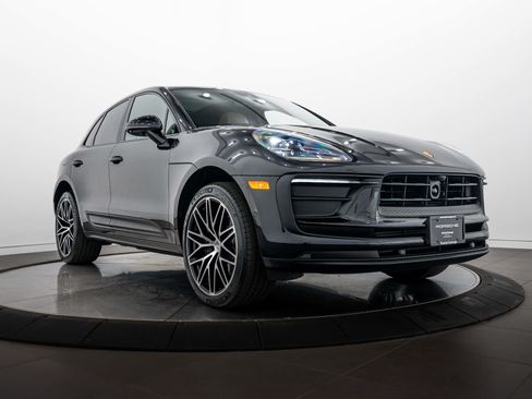 Certified 2026 Porsche Macan AWD/4WD image 9