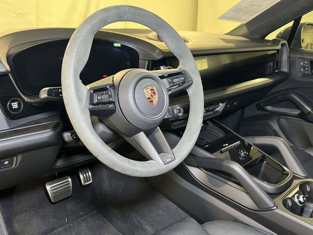 Certified 2025 Porsche Cayenne GTS AWD/4WD image 4